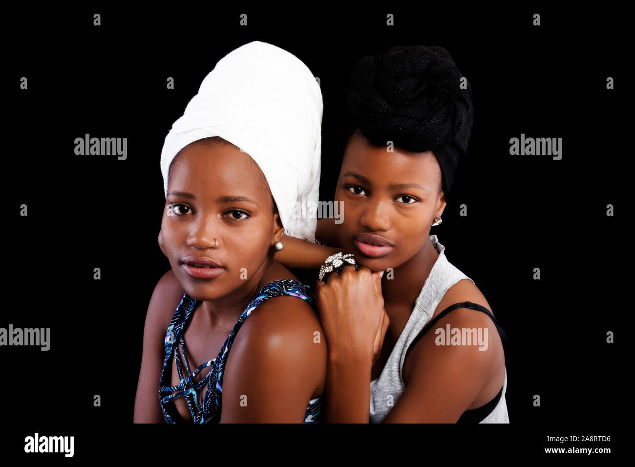 Due americano africano sorelle ritratti su sfondo in testa sciarpe Foto Stock