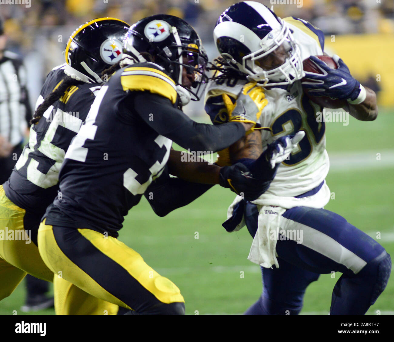 Pittsbugh, Stati Uniti. Decimo Nov, 2019. Pittsburgh Steelers forte Terrell di sicurezza Edmunds (34) e Pittsburgh Steelers linebacker Devin Bush (55) insegue Los Angeles Rams running back Todd (Gurley 30) fuori dei limiti per una perdita di quattro metri nel terzo trimestre lo Steelers17-12 vincere a Heinz Field di Pittsburgh Domenica, 10 novembre 2019. Foto di Archie Carpenter/UPI Credito: UPI/Alamy Live News Foto Stock