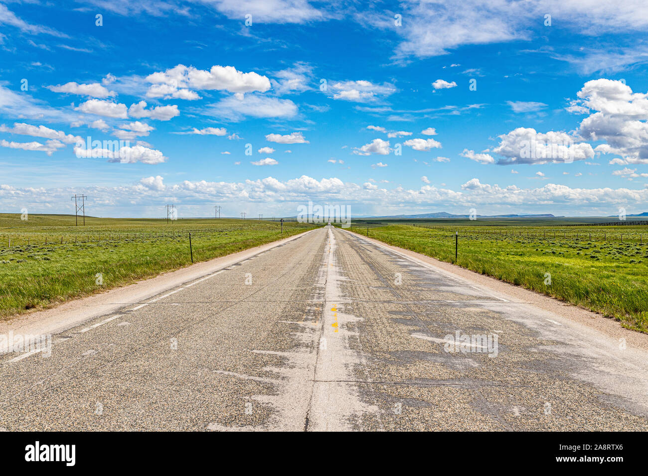 Un tratto rettilineo del Wyoming Highway 487 vicino Monte Casper come esso passa attraverso il Laramie Mountain Range. Foto Stock