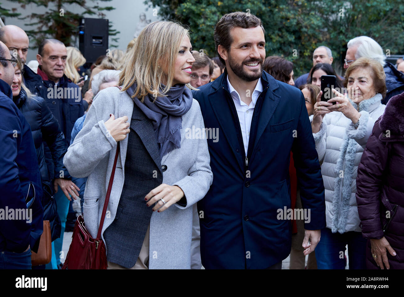 Pablo Casado e sua moglie Isabel Torres sono visibili durante il Partido Popular leader Pablo Casado votazioni di Nuestra Señora del Pilar school in Madrid. Foto Stock