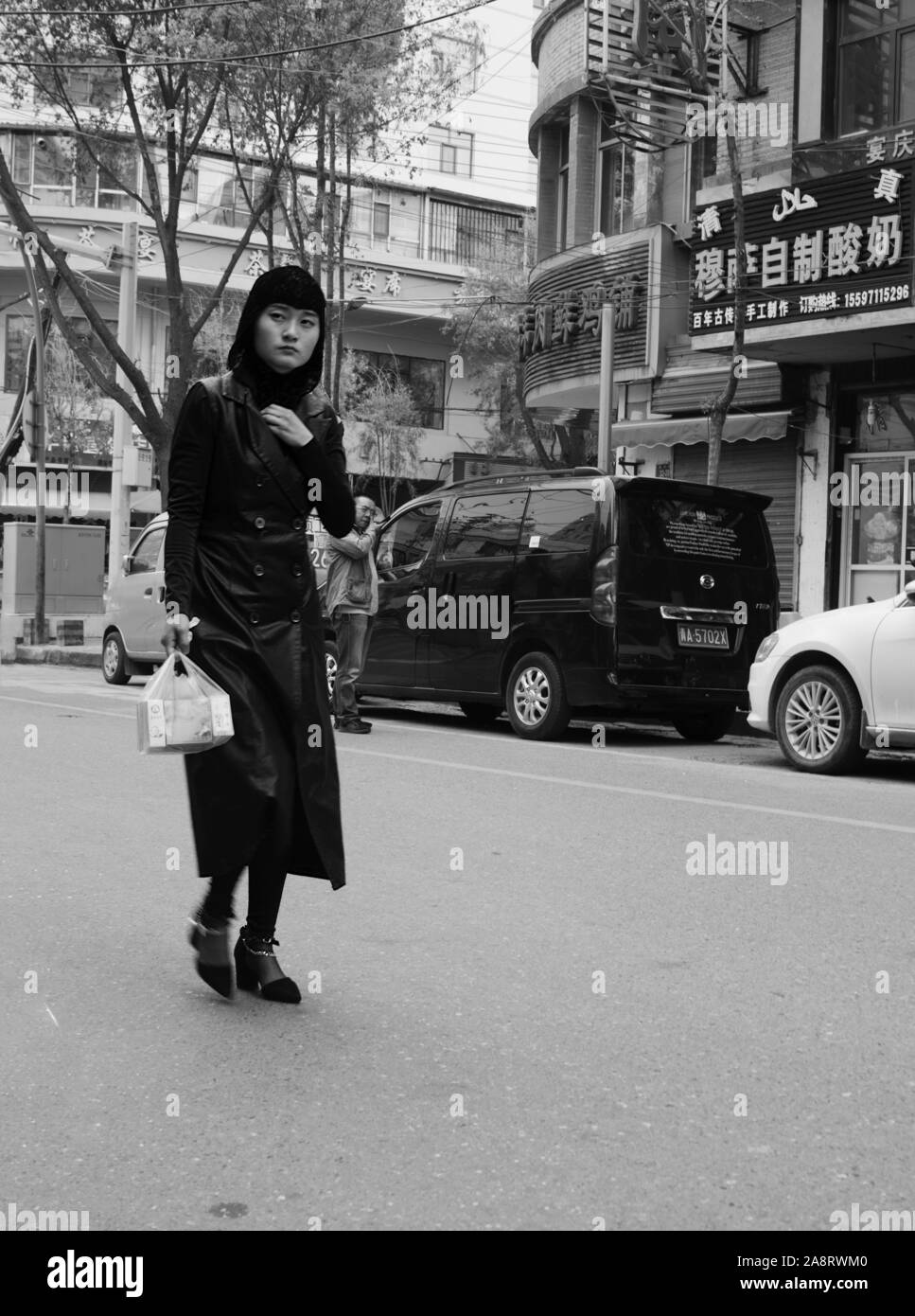 Elegante Hui ragazza camminare per le strade del quartiere islamico, Xining, Cina Foto Stock