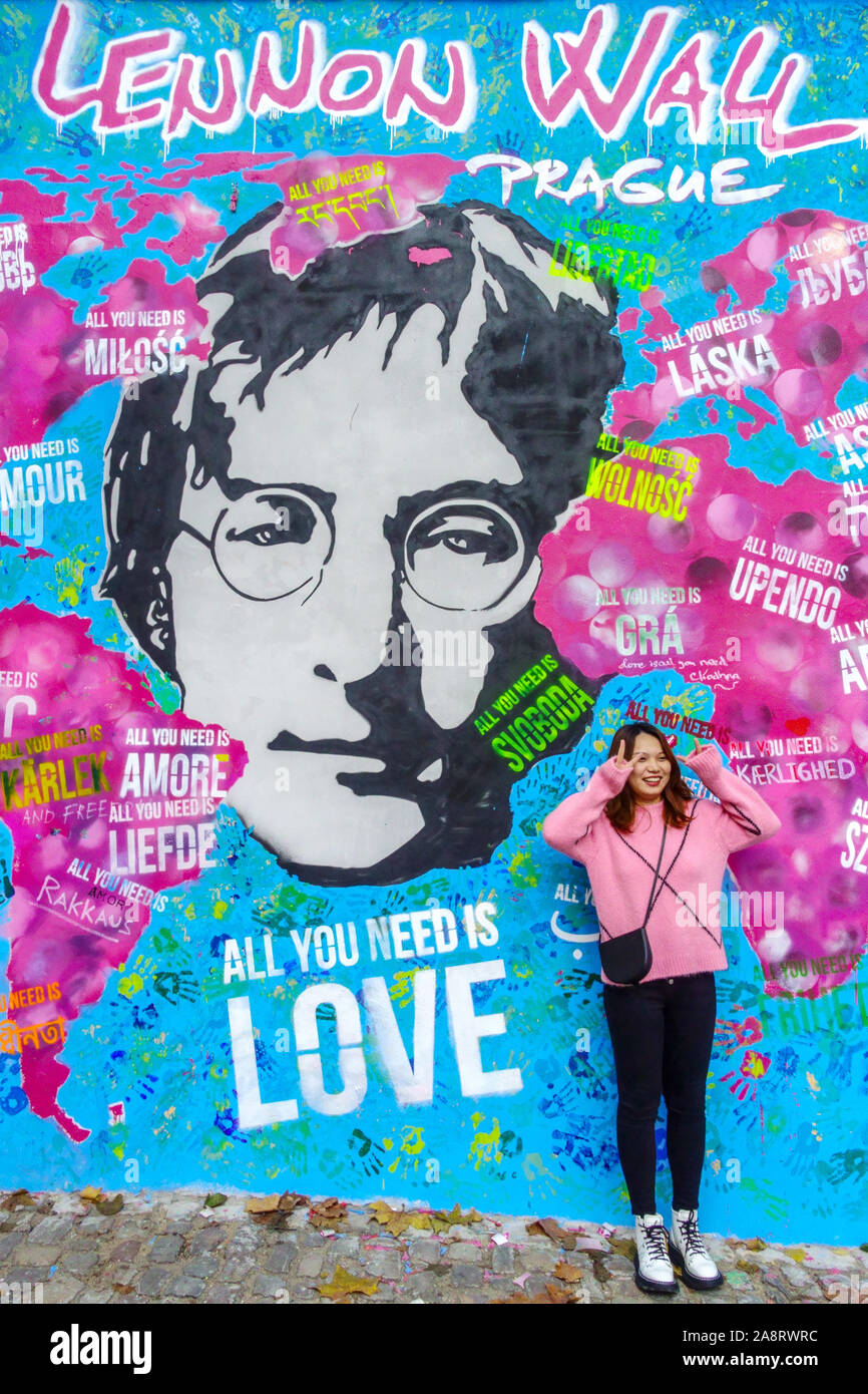 Giovane donna asiatica al John Lennon Wall Praga Repubblica Ceca Europa Foto Stock