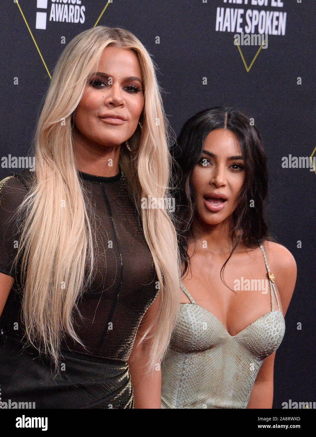 Santa Monica, Stati Uniti d'America. Decimo Nov, 2019. Personaggi televisivi Khloé Kardashian (L) e Kim Kardashian West arriva per il quarantacinquesimo annuale E! People's Choice Awards al Barker Hangar di Santa Monica, in California, Domenica, 10 novembre 2019. Foto di Jim Ruymen/UPI Credito: UPI/Alamy Live News Foto Stock