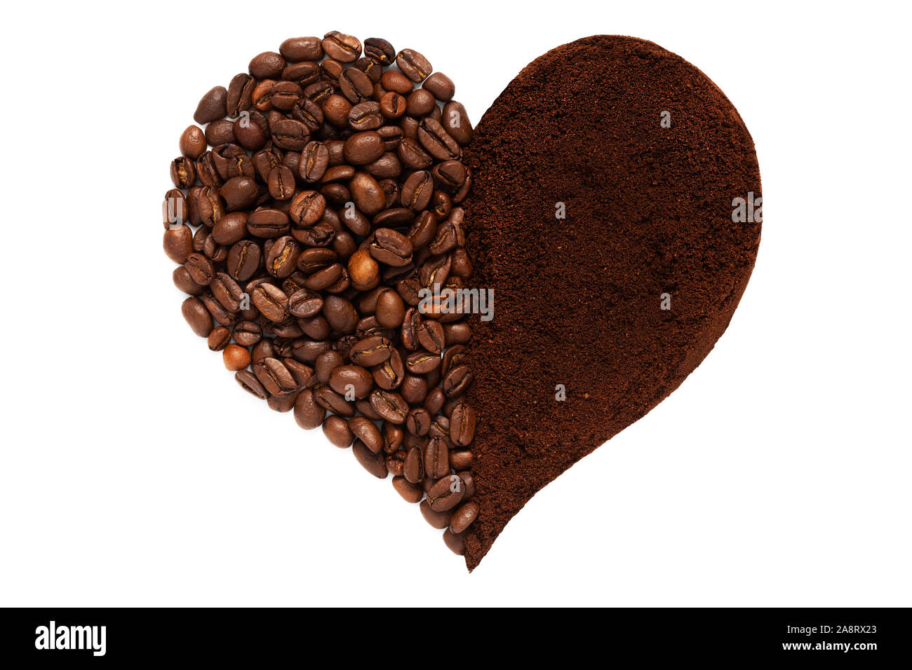 Un simbolo del cuore di metà realizzato da chicchi di caffè, metà realizzati dalla polvere di caffè. Su uno sfondo bianco, isolato Foto Stock