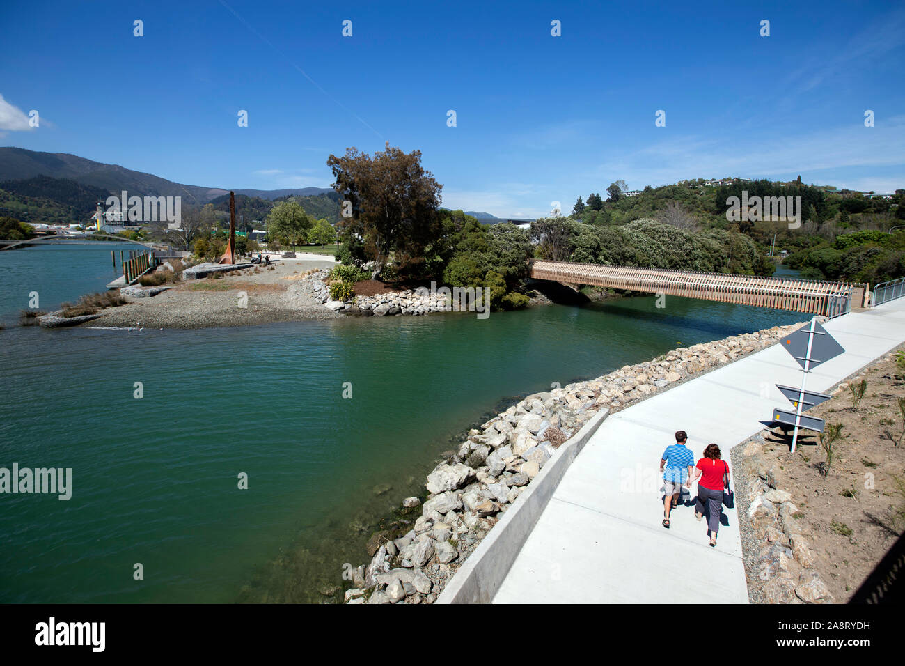 Foto di Tim Cuff - 27 Ottobre 2019 - Fiume Maitai nuova passerella e Taurapa scultura, Nelson, Nuova Zelanda Foto Stock