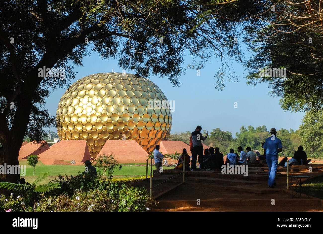 Il Matrimandir o Tempio Madre, si pone come il centro spirituale,stabilito dalla madre dello Sri Aurobindo Ashram in 1971. Foto Stock