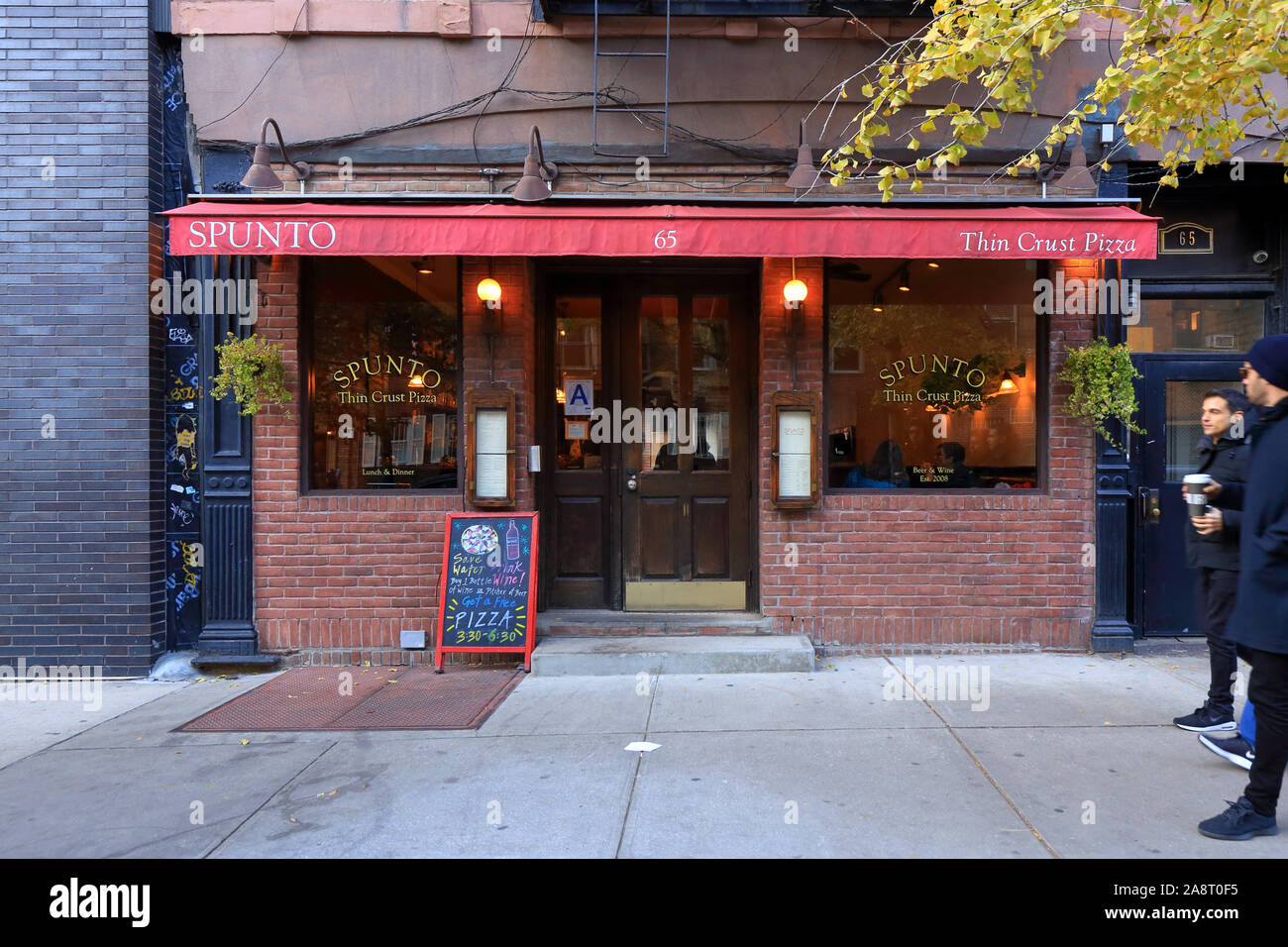 Spunto sottile crosta Pizza, 65 Carmine Street, New York, NY. esterno alla vetrina di una pizzeria nel Greenwich Village quartiere di Manhattan. Foto Stock