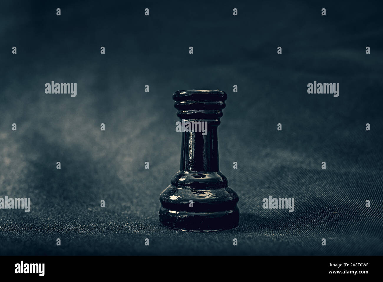 Glass Black Rook pezzo degli scacchi su sfondo drammatico Foto Stock