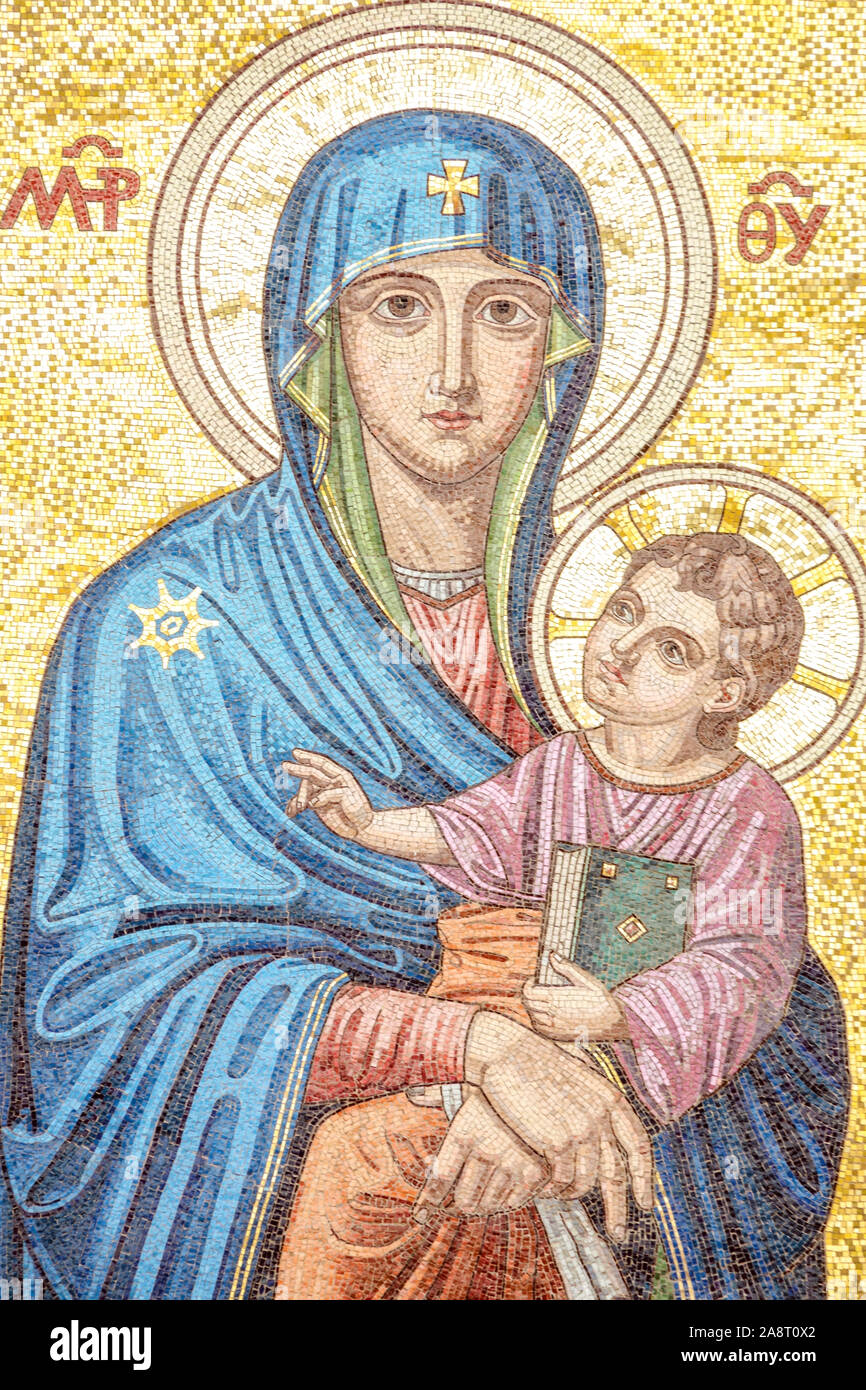 Dettaglio del mosaico bizantino sopra la porta di ingresso alla chiesa della Madonna della Neve a Praga Foto Stock