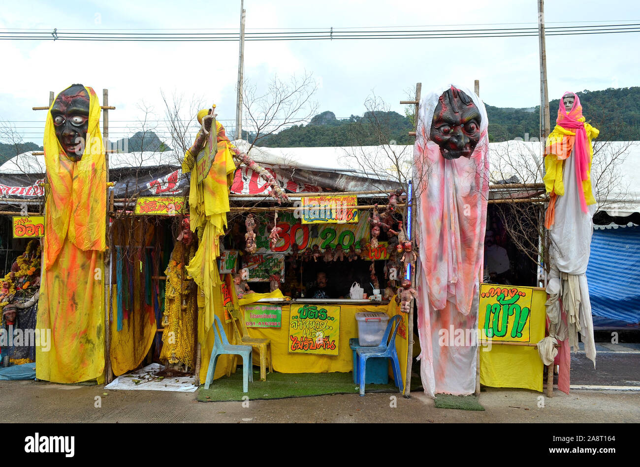 Una foto al di fuori di un Haunted House a Loy Krathong festival di Phang Nga Città Thailandia Asia Foto Stock