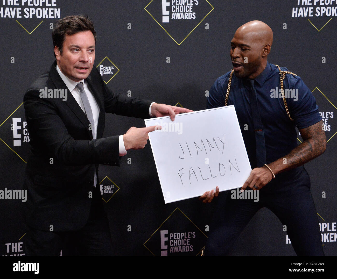 Santa Monica, Stati Uniti d'America. Decimo Nov, 2019. Gli host TV Jimmy Fallon (L) e Karamo Brown arriva per il quarantacinquesimo annuale E! People's Choice Awards al Barker Hangar di Santa Monica, in California, Domenica, 10 novembre 2019. Foto di Jim Ruymen/UPI Credito: UPI/Alamy Live News Foto Stock