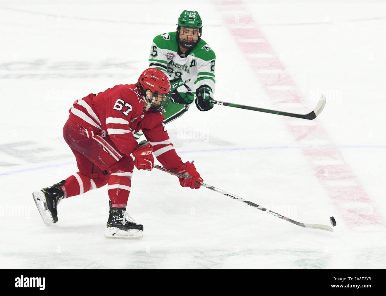 Novembre 9, 2019 North Dakota Fighting Hawks avanti Giordania Kawaguchi (29) tenta di rallentare il Miami RedHawks avanti Phil Knies (67) come egli pattini il puck su ghiaccio durante una degli uomini del NCAA hockey gioco tra il Miami RedHawks University e la University of North Dakota falchi di combattimento a Ralph Engelstad Arena di Grand Forks, ND. Il Dakota del Nord ha vinto 5-4. Foto di Russell Hons/CSM Foto Stock