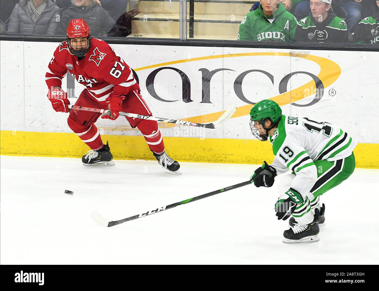 Novembre 9, 2019 North Dakota Fighting Hawks avanti Mark Senden (19) e Miami RedHawks avanti Phil Knies (67) Gara per il puck durante uno degli uomini del NCAA hockey gioco tra il Miami RedHawks University e la University of North Dakota falchi di combattimento a Ralph Engelstad Arena di Grand Forks, ND. Il Dakota del Nord ha vinto 5-4. Foto di Russell Hons/CSM Foto Stock