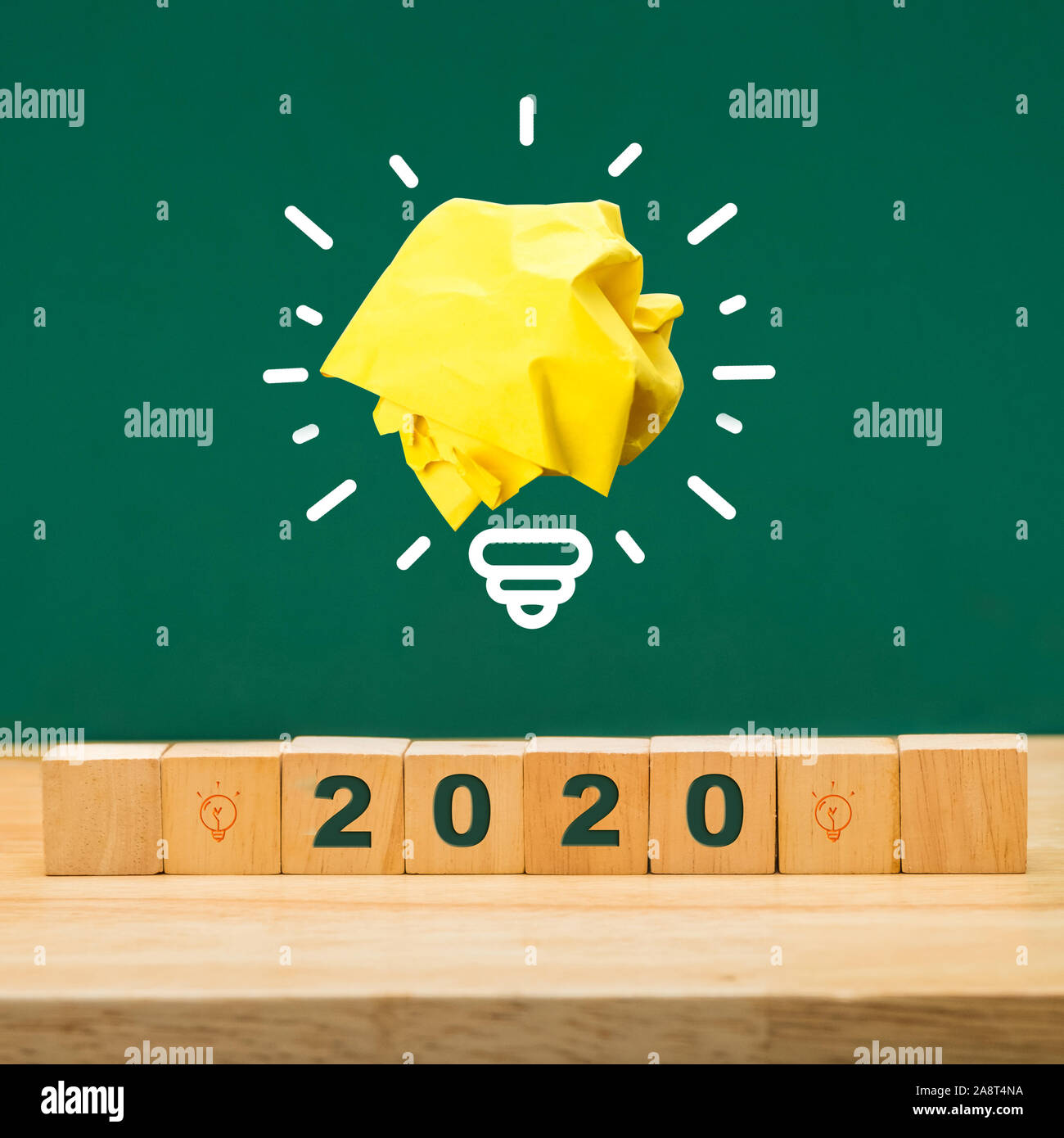 Tendenze 2020 idea sul cubo di legno blocco sul tavolo con lavagna verde.business il concetto di previsione Foto Stock