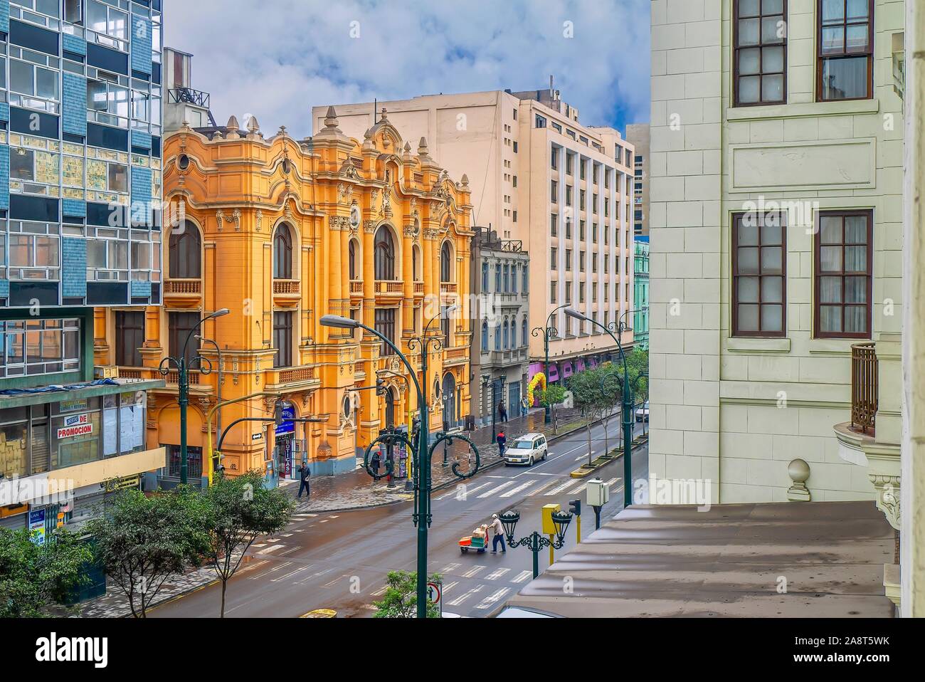 Una strada del centro di Lima, con la sua miscela di progettazione architettonica degli stili. Foto Stock