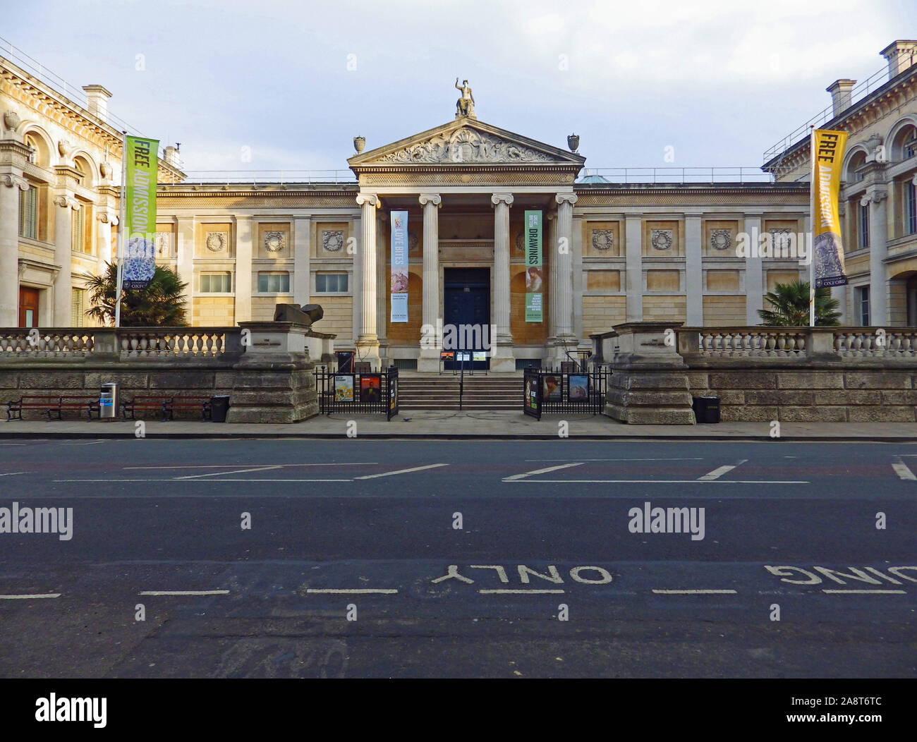 Grande entrata e la facciata del museo Ashmolean Museum di Oxford nel mondo il primo museo universitario questo è l'edificio più moderno dal 1840s Foto Stock