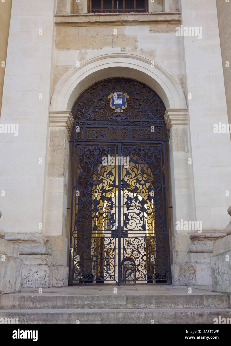 Cancello di ingresso al Clarendon Building su Broad Street Oxford che conduce al Sheldonian Theatre e la Libreria di Bodleian l'università motto sopra Foto Stock