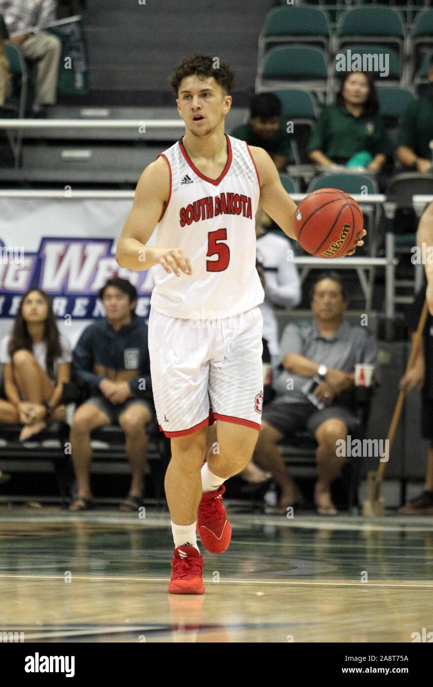 Honolulu, Hawaii, Stati Uniti d'America. 10 Nov 2019. Novembre 10, 2019 - Dakota del Sud i coyote guard Kruz Perrott-Hunt #5 nel corso di un gioco tra le Hawaii Rainbow Warriors e il South Dakota Coyote a Stan Sheriff Center di Honolulu, HI - Michael Sullivan/CSM. Credito: Cal Sport Media/Alamy Live News Foto Stock