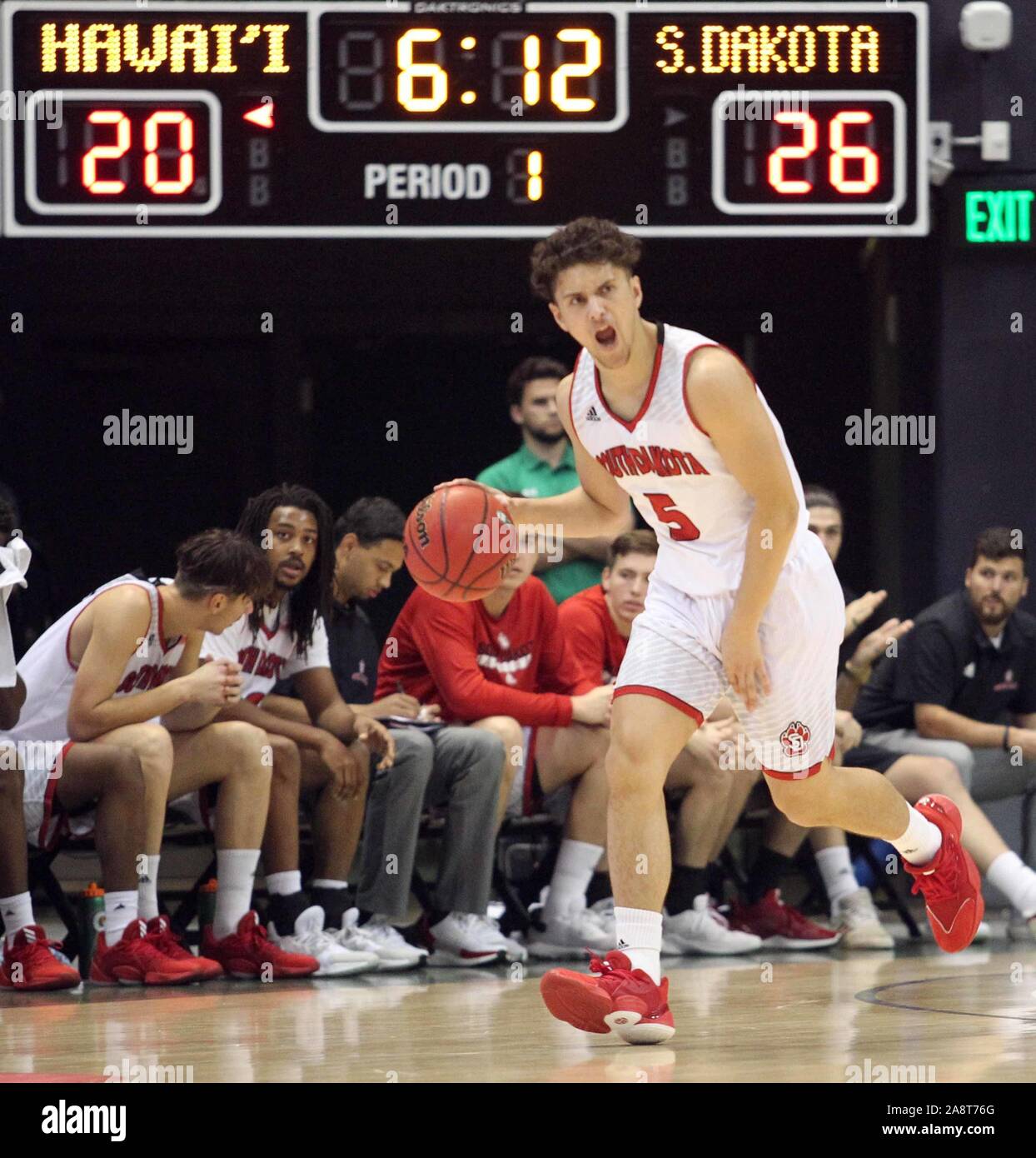 Honolulu, Hawaii, Stati Uniti d'America. 10 Nov 2019. Novembre 10, 2019 - Dakota del Sud i coyote guard Kruz Perrott-Hunt #5 nel corso di un gioco tra le Hawaii Rainbow Warriors e il South Dakota Coyote a Stan Sheriff Center di Honolulu, HI - Michael Sullivan/CSM. Credito: Cal Sport Media/Alamy Live News Foto Stock