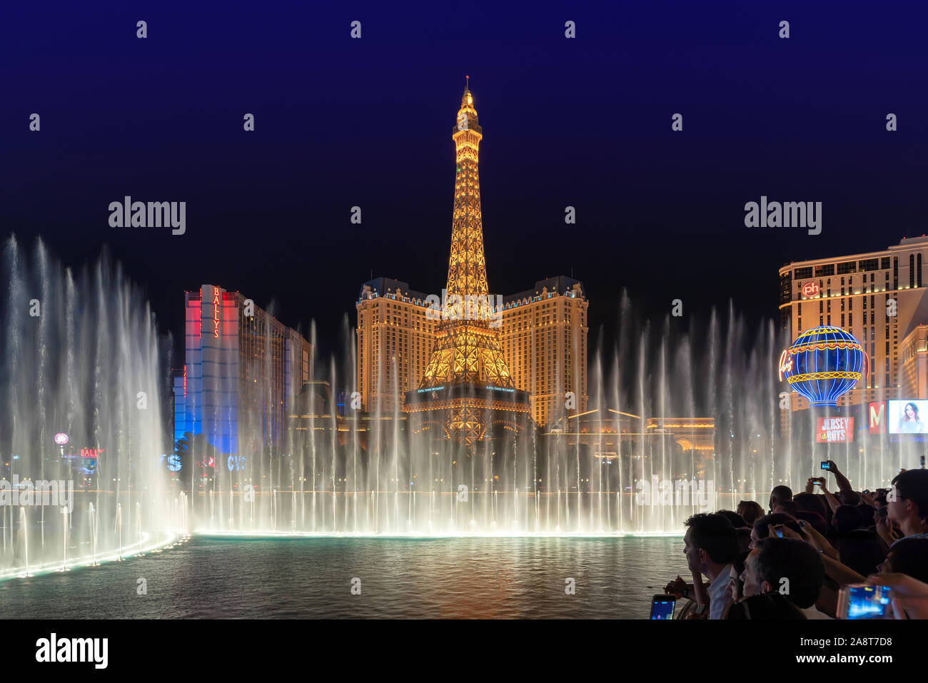 Bellissime fontane di Bellagio Hotel & Casino e Paris Hotel di Las Vegas Foto Stock
