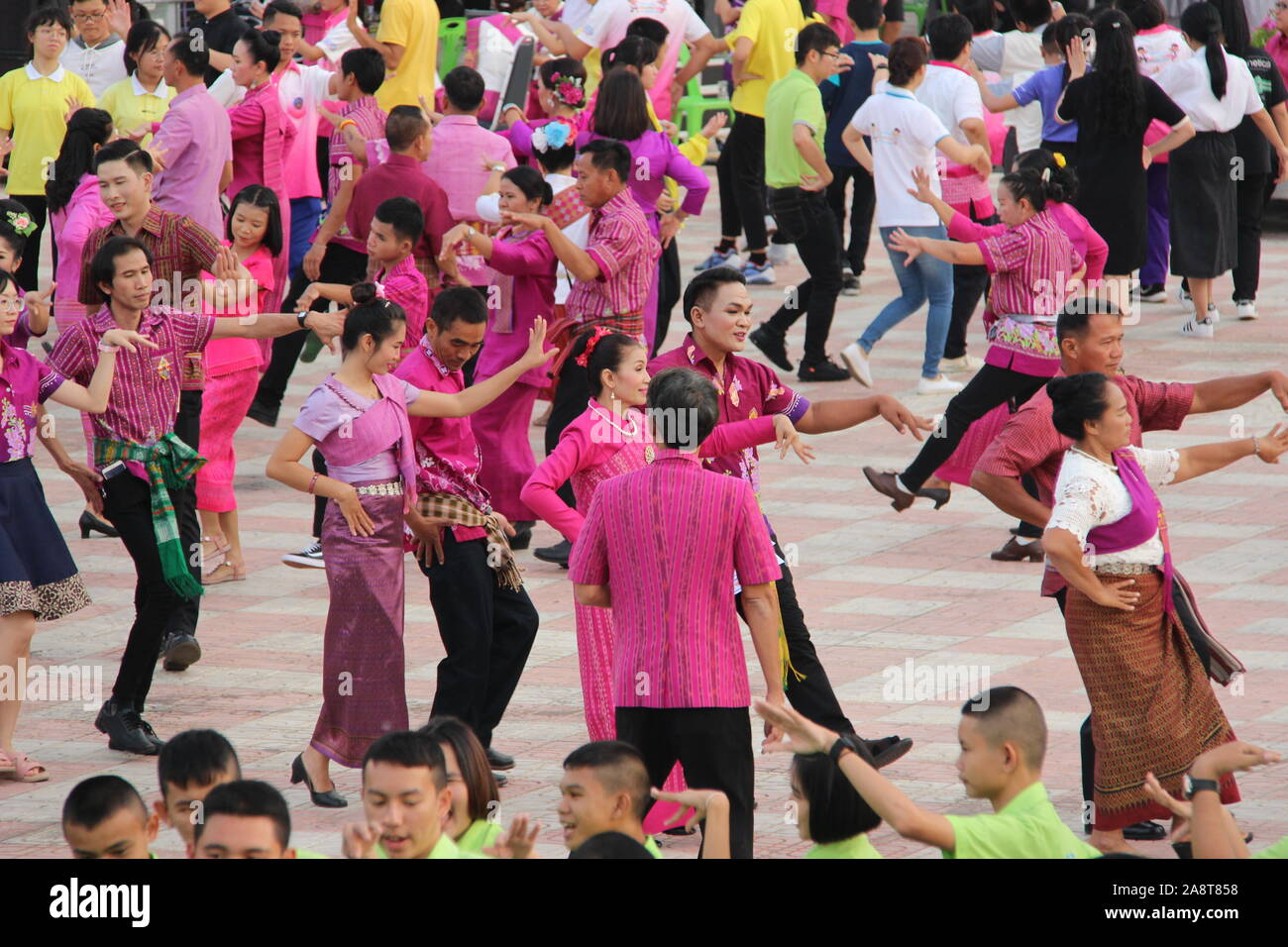 Antica buddista Siamese Loy Krathong feste danzanti Roi Et, Thailandia Foto Stock