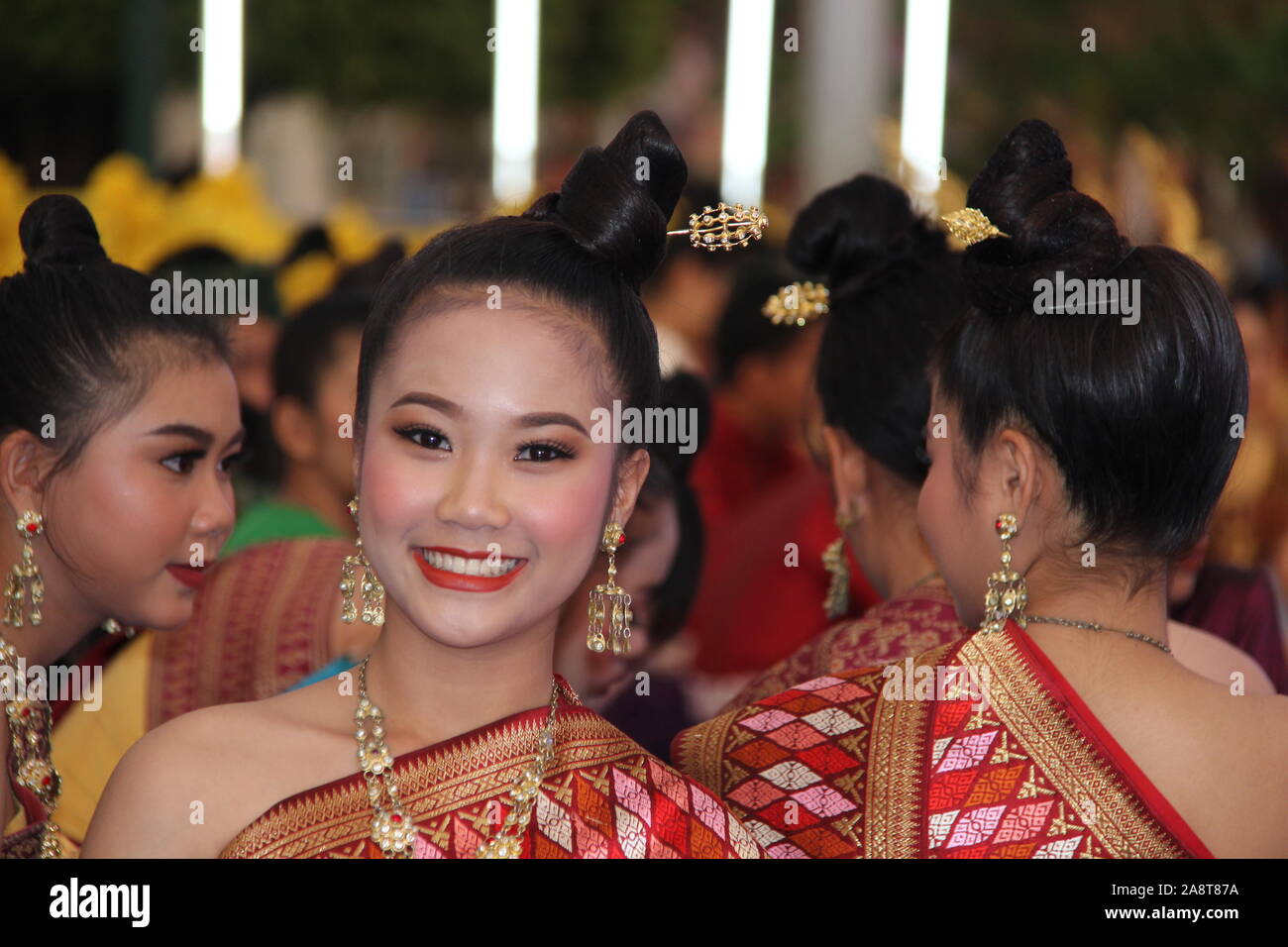 Antica buddista Siamese Loy Krathong feste danzanti Roi Et, Thailandia Foto Stock