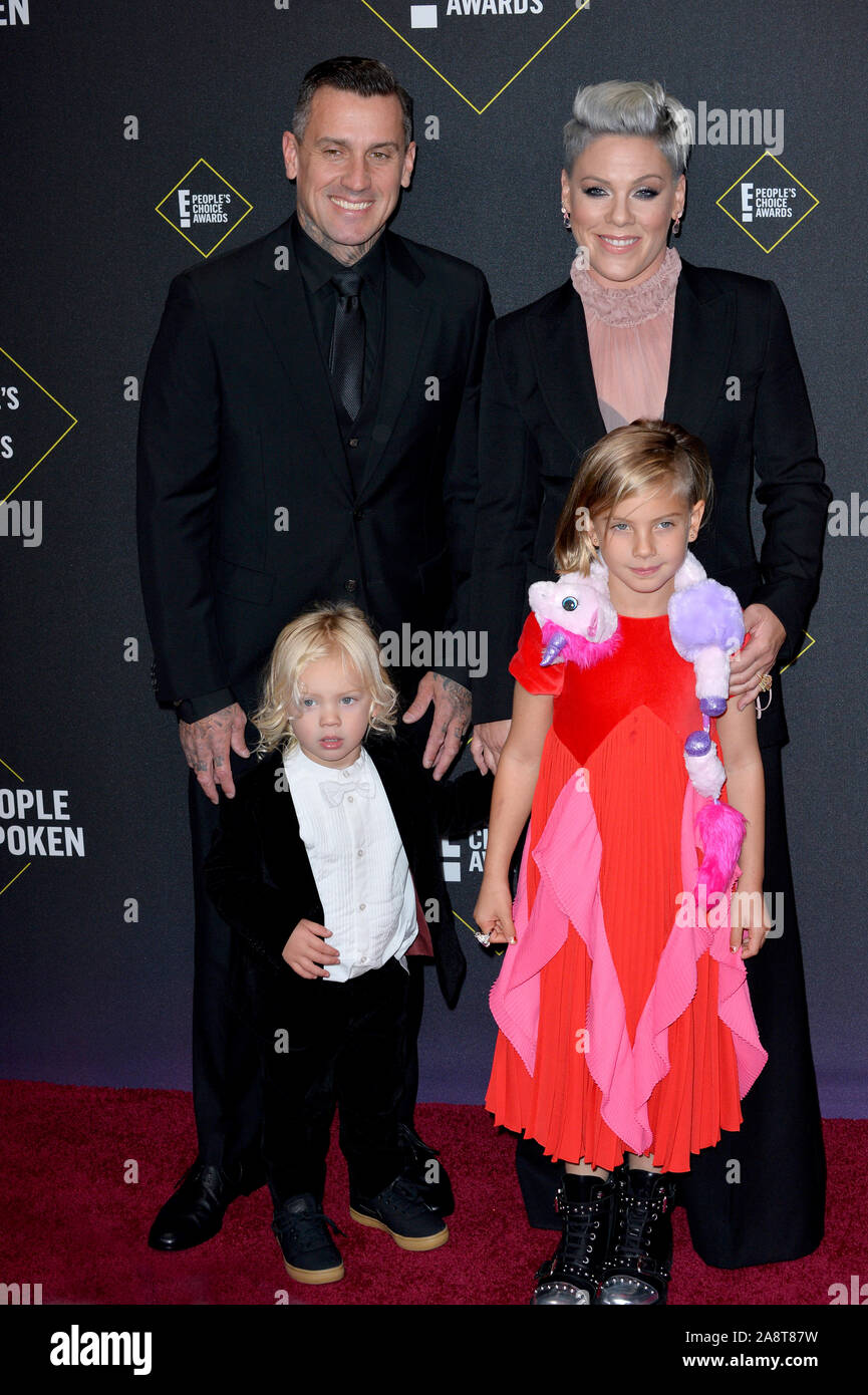 SANTA MONICA, STATI UNITI D'AMERICA. 11 novembre 2019: Rosa, Carey Hart, Jameson Hart & Willow Hart AL 2019 E! People's Choice Awards a Santa Monica Barker Hangar. Immagine: Paul Smith/Featureflash Foto Stock