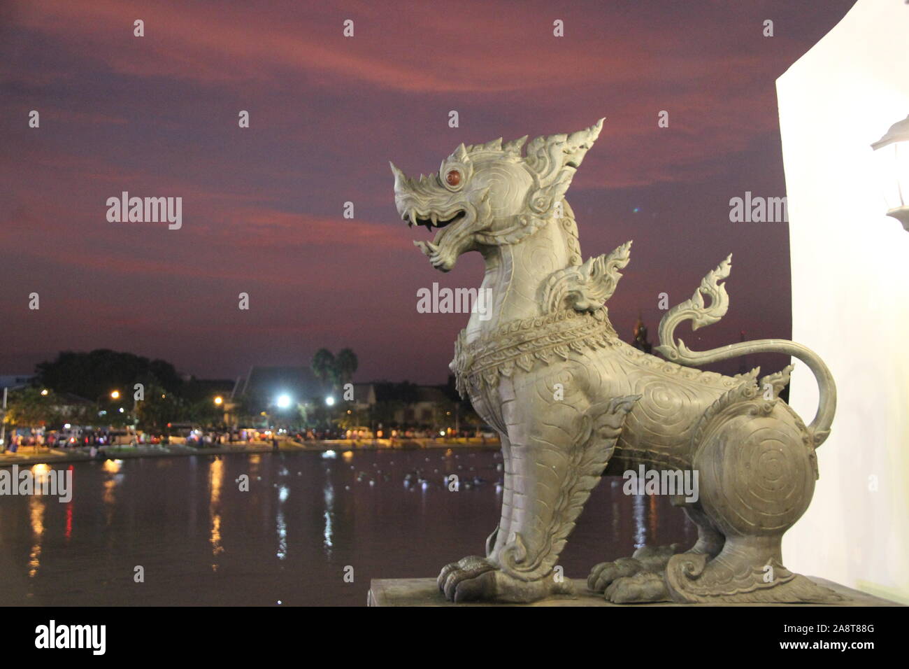 Antica buddista Siamese Loy Krathong feste danzanti Roi Et, Thailandia Foto Stock