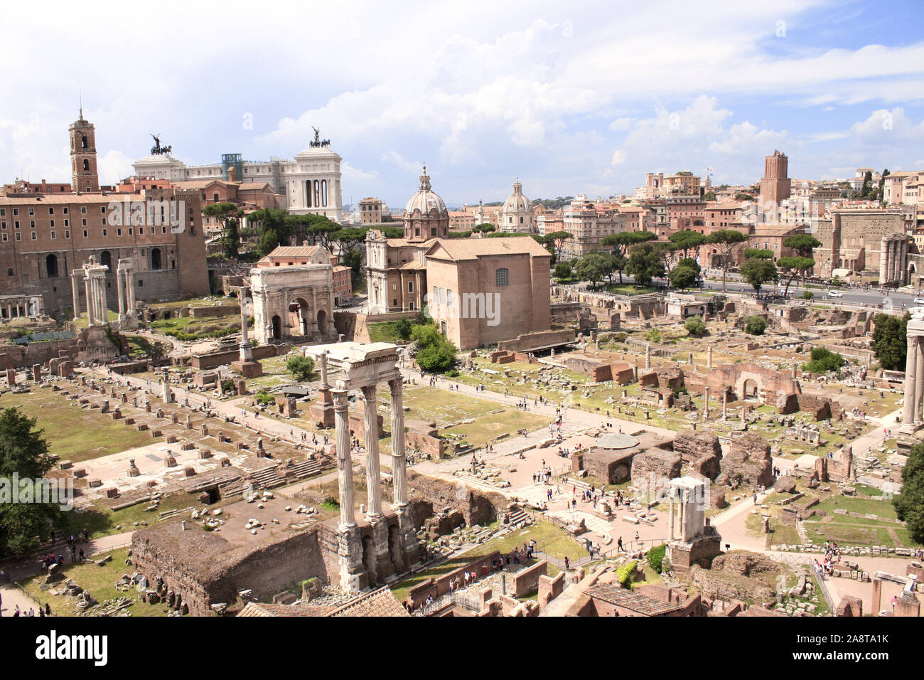 Vista aerea sul foro romano - il centro della Roma antica. Tempio di Vespasiano e Tito, il tempio di Saturno e arco trionfale di Settimio Severo. Roma Foto Stock