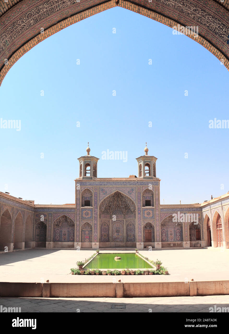 Piscina nel cortile tradizionale di Nasir al-Mulk Mosque (Rosa moschea di Shiraz, Iran Foto Stock