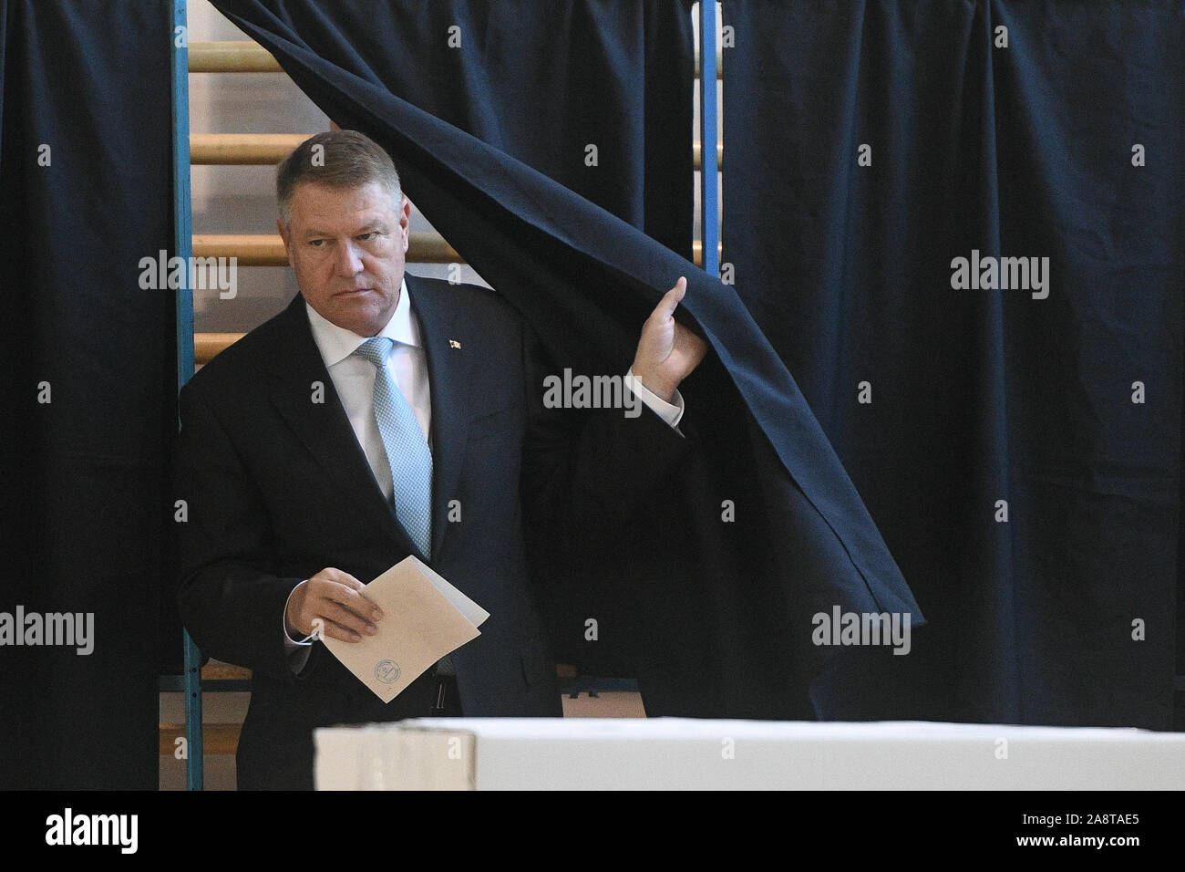 Bucarest, Romania - 10 Novembre 2019: Presidente rumeno Klaus Iohannis gettò il suo voto per le elezioni presidenziali. Foto Stock