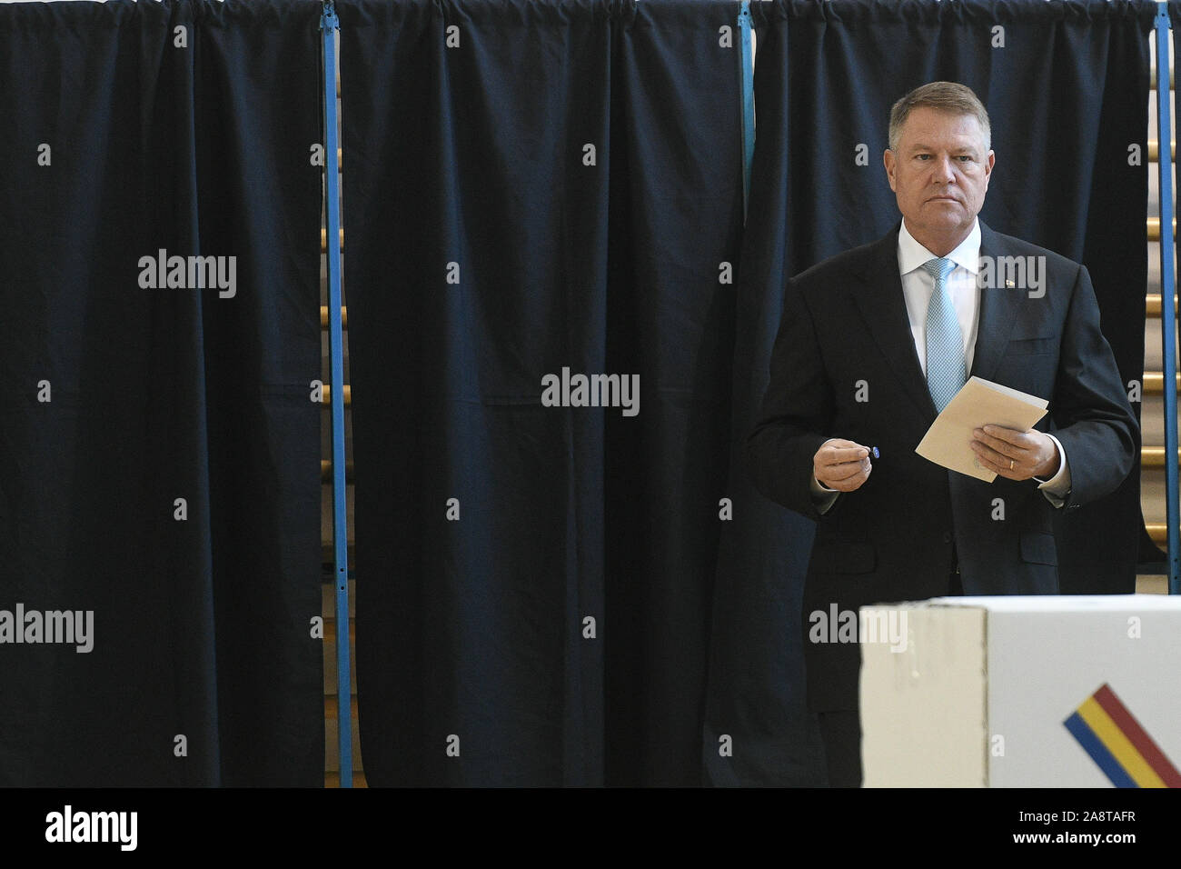 Bucarest, Romania - 10 Novembre 2019: Presidente rumeno Klaus Iohannis gettò il suo voto per le elezioni presidenziali. Foto Stock