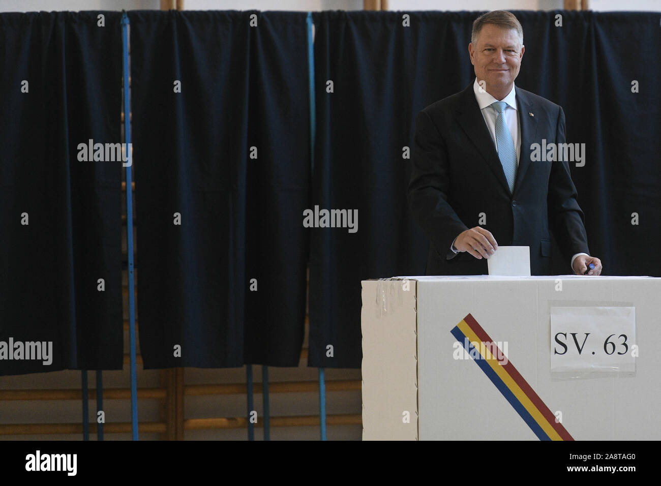 Bucarest, Romania - 10 Novembre 2019: Presidente rumeno Klaus Iohannis gettò il suo voto per le elezioni presidenziali. Foto Stock