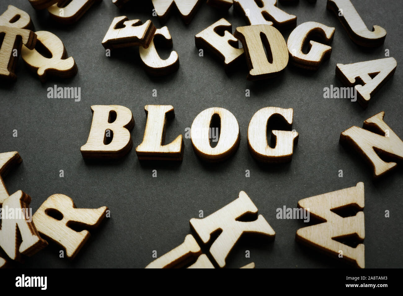 Blog e lettere in legno sulla scrivania. Concetto di blog. Foto Stock