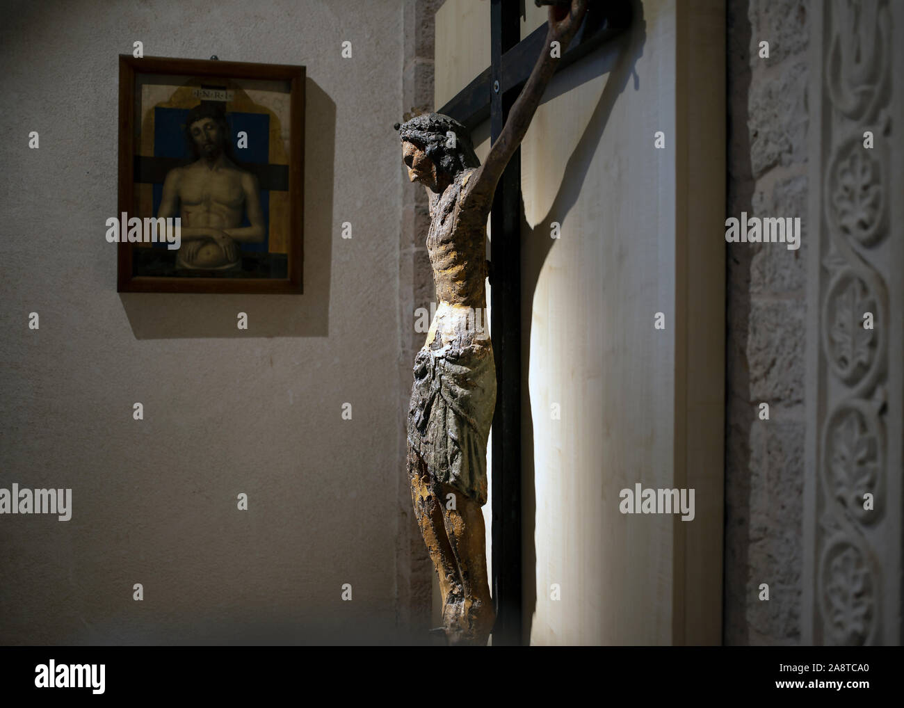 Montenegro - Gesù crocifisso sulla parete della cattedrale di San Trifone (Sveti Trypun) a Cattaro Foto Stock