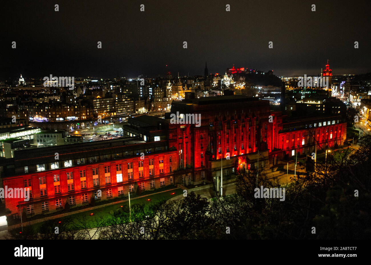 St Andrew's House di Edimburgo è illuminato in rosso precedendo il giorno dell'Armistizio a sostegno del papavero scozzese appello. Più di 120 Scottish attrattive, i monumenti e gli edifici sarà incandescente rosso per PoppyScotland 'luce rossa' ricordo campagna, un omaggio alla Scozia le forze armate della comunità del passato e del presente. Foto Stock