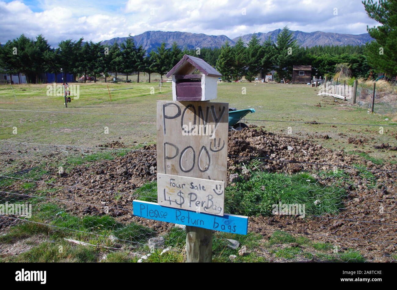 Pony poo per la vendita di segno. Te Araroa Trail. Hawea via Fiume. Isola del Sud. Nuova Zelanda Foto Stock