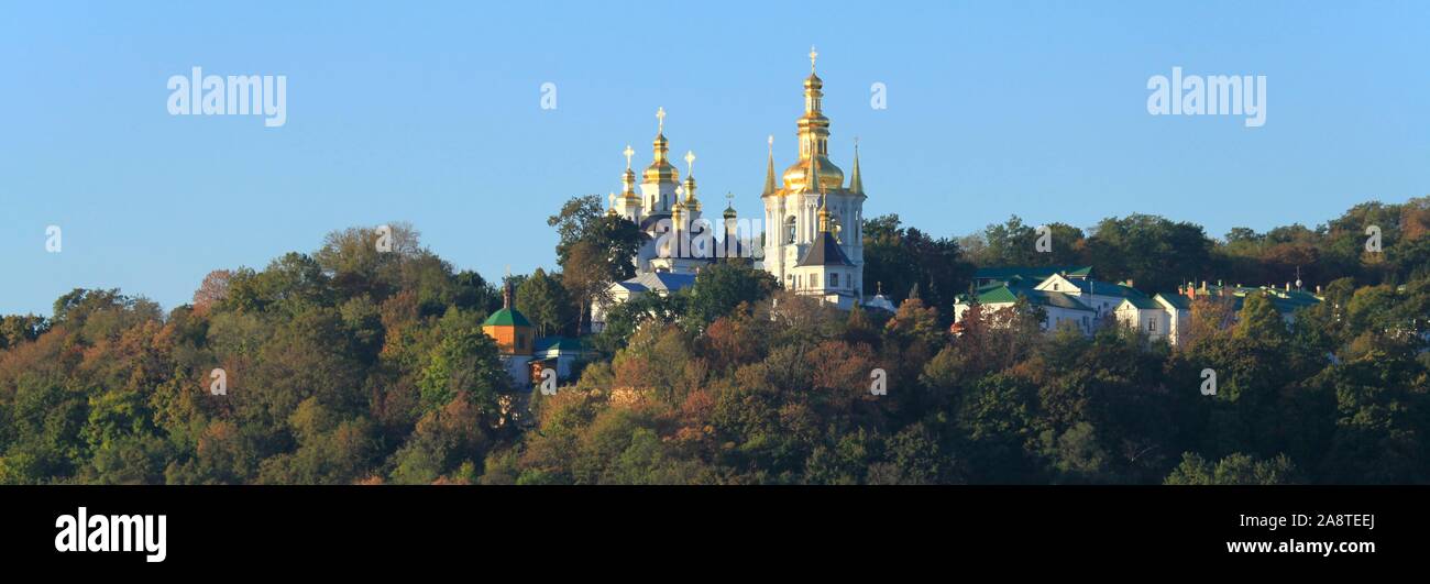 Illustri Centro spirituale dell'Ucraina. La chiesa e la torre campanaria della Natività della Vergine (Kiev Pechersk Lavra monastero complesso) Foto Stock