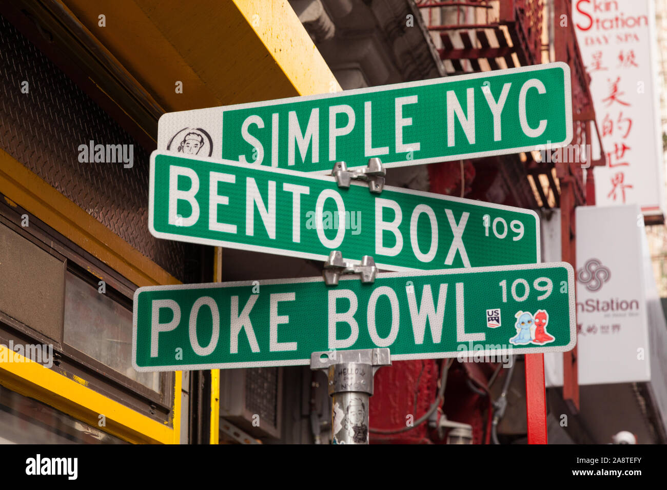 Semplice offerta di NYC Giapponese e isola del Pacifico classic cibo, Eldridge St, New York City, NY, Stati Uniti d'America. Foto Stock