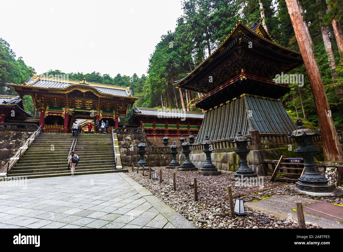 Nikko, Giappone - 15 Ottobre 2018: turisti visita del tempio Taiyuin al Nikko patrimonio mondiale in autunno, Giappone. Foto Stock