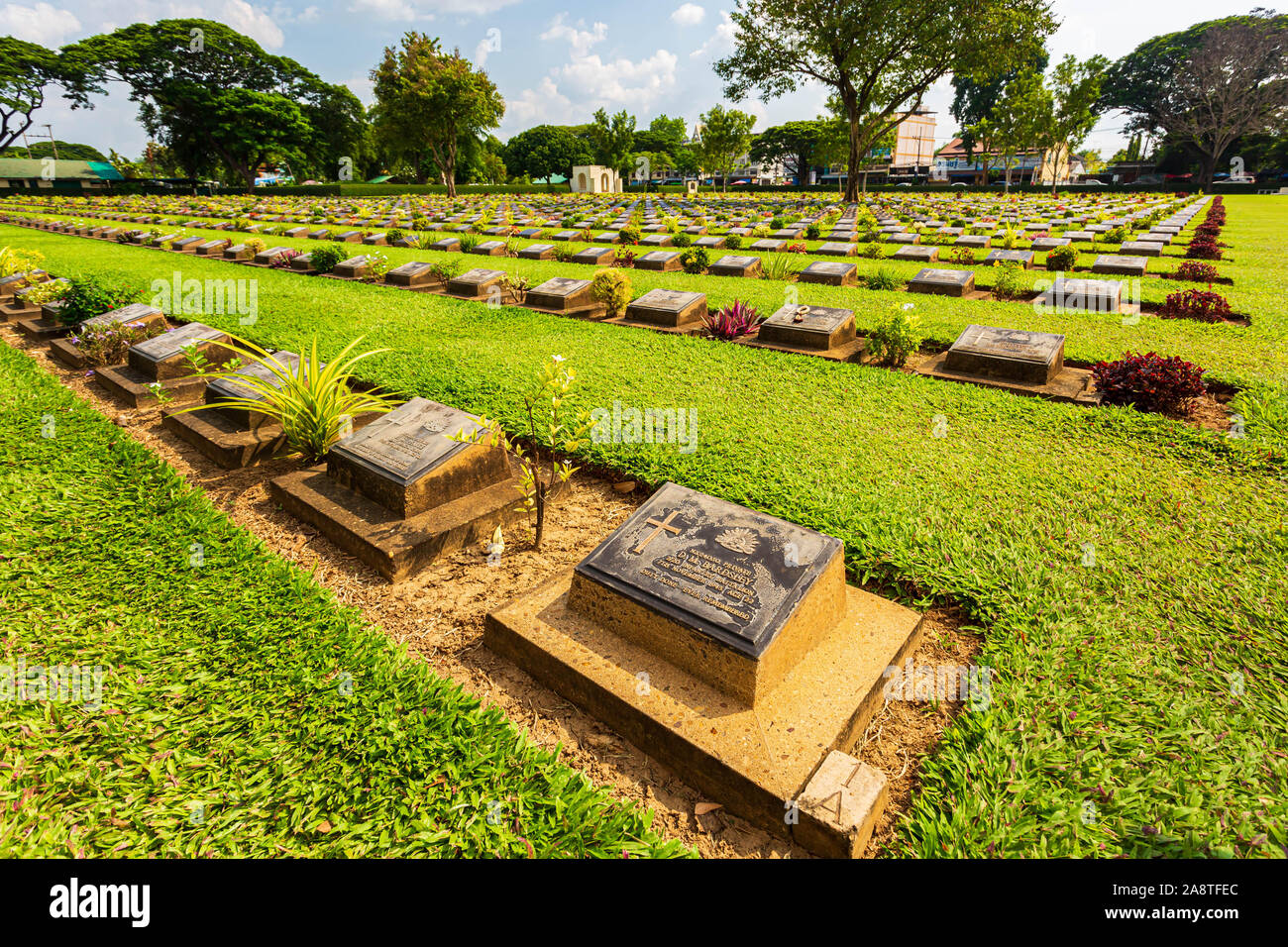Kanchanaburi, Tailandia - 6 Ottobre 2019: Kanchanaburi Cimitero di Guerra (Don Rak), cimitero per i soldati e i prigionieri alleati prigionieri di guerra mondiale II WH Foto Stock