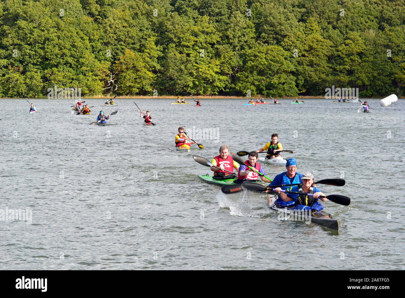 Corse di canoa sul fiume Hamble. Vista dal molo nel fiume Hamble Country Park. Hasler Finals 2019 Foto Stock