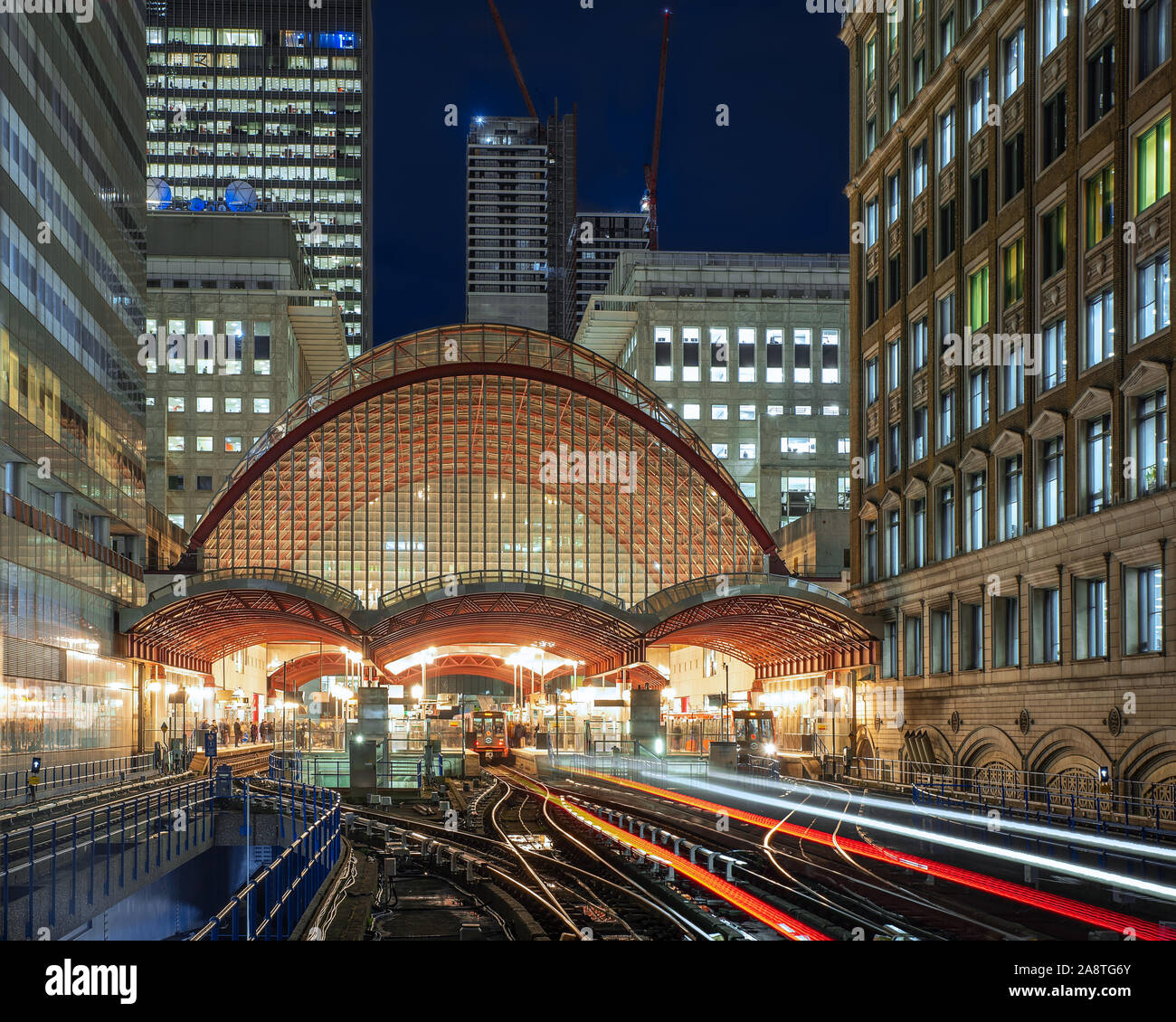 Canary Wharf cityscape con ferrovie. Foto Stock