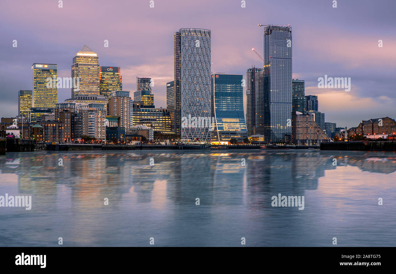 Canary Wharf cityscape. Gli edifici sono riflesse nel Tamigi è l'acqua. Canary Wharf è il business districet nella città di Londra UK. Foto Stock
