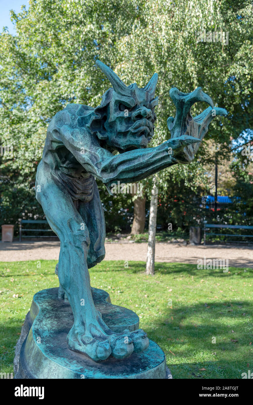 COPENHAGEN, Danimarca - 21 settembre 2019: Il diavolo statua del Troll che odora di sangue cristiano per motivi di la Glyptotek museo. Foto Stock