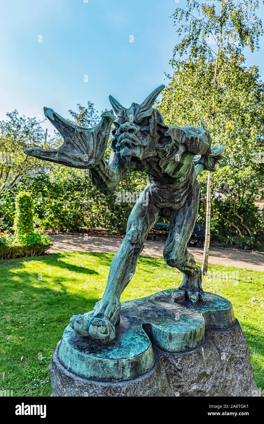 COPENHAGEN, Danimarca - 21 settembre 2019: Il diavolo statua del Troll che odora di sangue cristiano per motivi di la Glyptotek museo. Foto Stock
