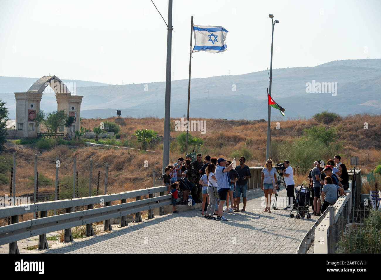 (191111) -- NAHARAYIM, nov. 11, 2019 (Xinhua) -- la gente visita l' isola di pace in una zona conosciuta come 'Naharayim' in ebraico e 'Baquora' in arabo, sul confine della Giordania e Israele su nov. 9, 2019. Il re Abdullah II di Giordania su nov. 10 annunciato ufficialmente la cessazione di un accordo di leasing quale parte della Giordania la terra di Israele. Nel 1994 il trattato di pace tra Israele e Giordania Giordania ha accettato di lasciare Israele locazione i due settori di Baqoura e Ghumar per venticinque anni ma ha il diritto di non rinnovare il contratto di locazione di terra. (Gil Eliyahu/JINI/Handout via Xinhua) Foto Stock