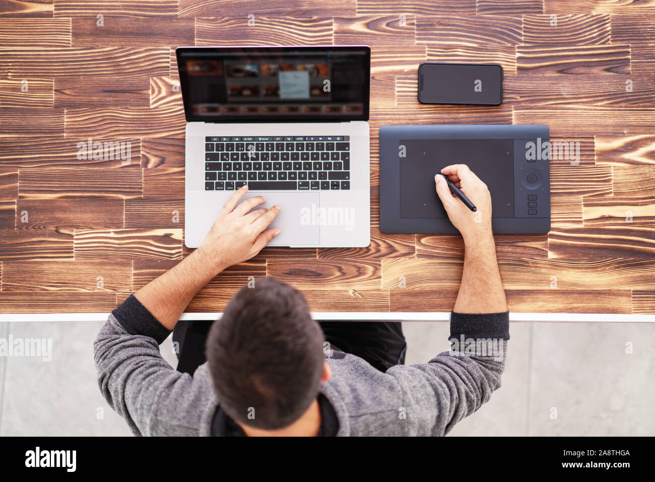 Editing professionale e la progettazione di foto su un notebook. Foto Stock