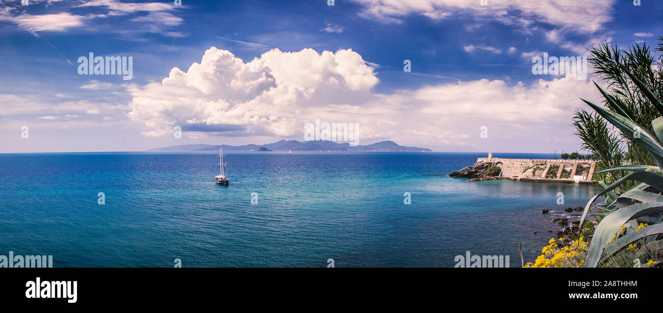 Nuvoloso di Piombino (Toscana) shore panorama con l'isola d'Elba a distanza Foto Stock