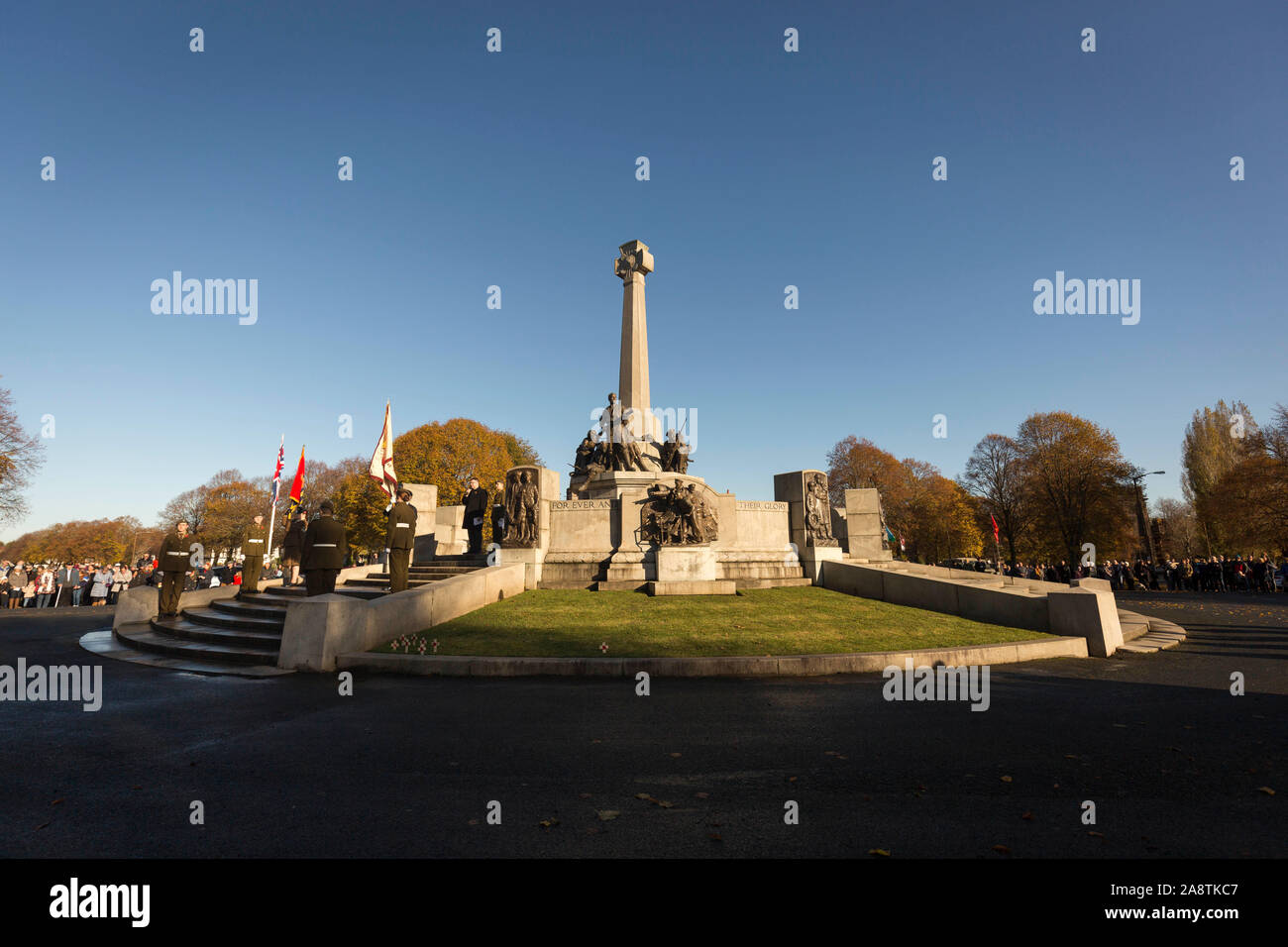 Parata e servizio della domenica di ricordo al Port Sunlight War Memorial, Port Sunlight, Wirral, Merseyside, Inghilterra Foto Stock